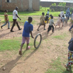 Ein beliebtes Spiel in Togo: Reifen & Stöckchen.