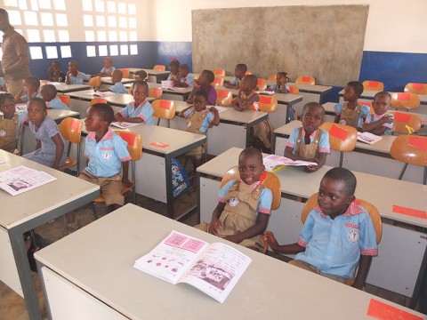 Schulmöbel aus Fürstenfeldbruck in Togo