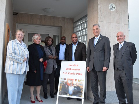v. r.: Christian Kopp, stv. Vorsitzender, Konsul Prof. Dr. Dr. Joseph Kastenbauer, S. E. Botschafter Comla Paka mit Begleitung, Marita Kastenbauer, Margret Kopp, Vorsitzende v. r.: Christian Kopp, stv. Vorsitzender, Konsul Prof. Dr. Dr. Joseph Kastenbauer, S. E. Botschafter Comla Paka mit Begleitung, Marita Kastenbauer, Margret Kopp, Vorsitzende