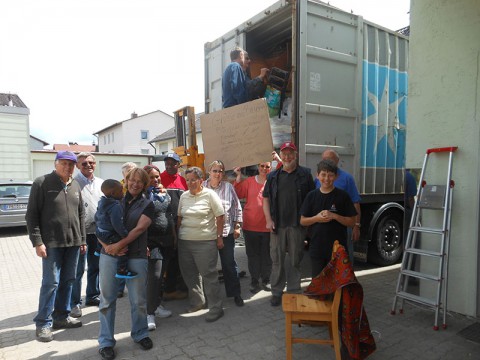 Die Helfer beim Beladen des Mai-Containers für Togo 2014