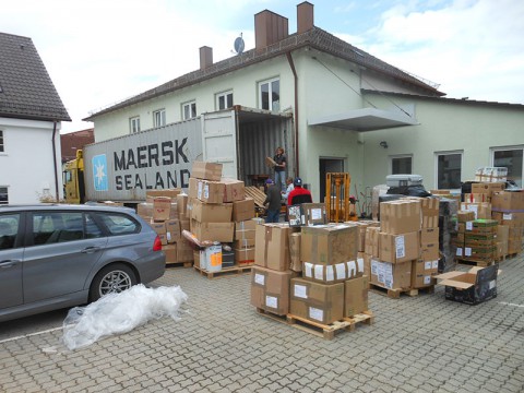 Die Hilfsgüter werden in den Container gepackt.