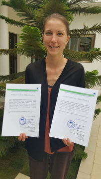 Veronika Gebhart mit der Praktikumsbescheinigung