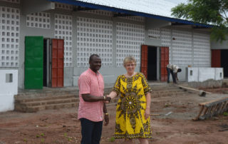 Dr. Michel Kodom von Aimes-Afrique mit Margret Kopp (Aktion PiT - Togohilfe e.V.) vor der neuen Schule
