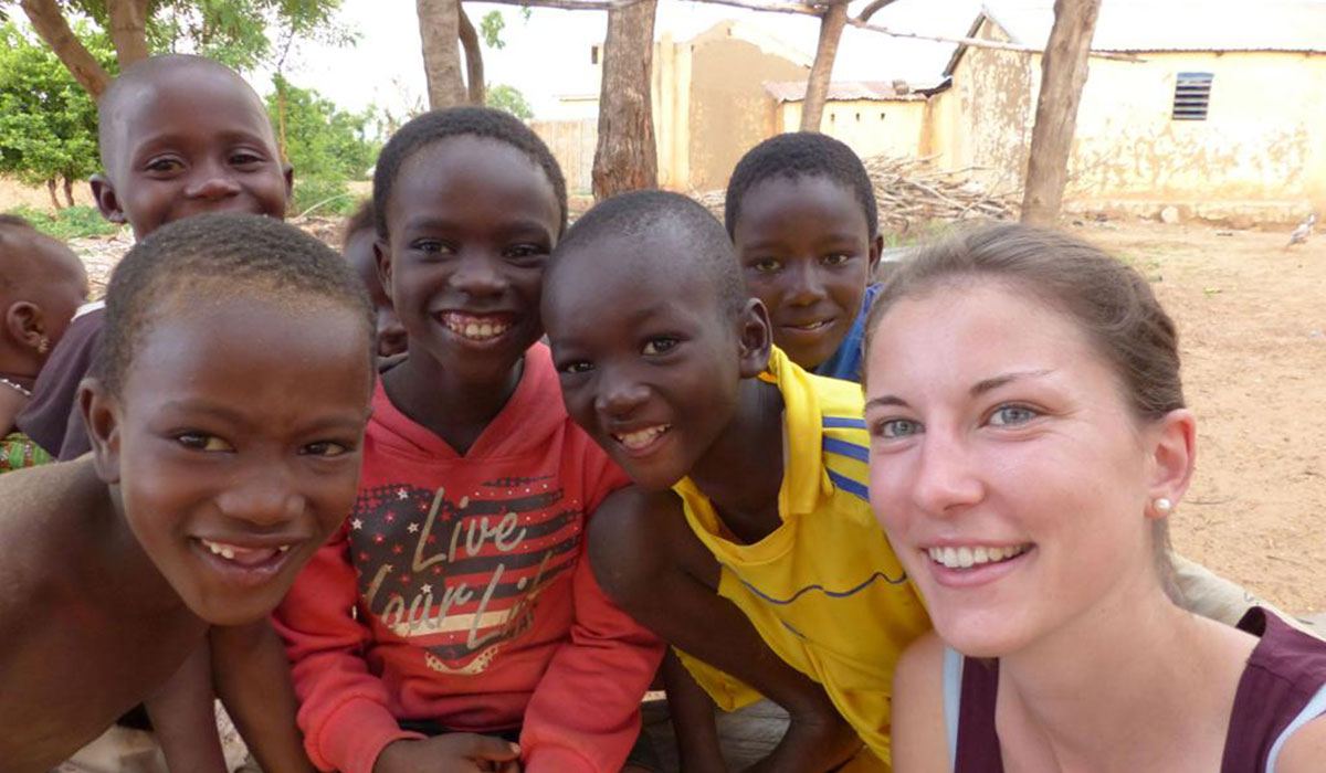 Veronika Gebhart in Togo mit Kindern