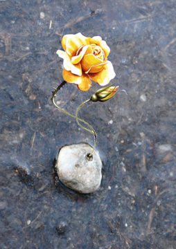Rose im Eis 47 x 70 cm (B x H) Grafik - gemalte Einzelteile/Foto - collagiert Galeriepreis: 480 € Mindestgebot: 400 €