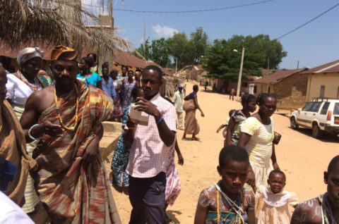 Menschen im Dorf Kouma-Apoti in Togo