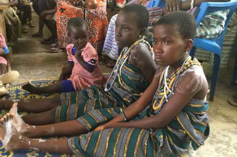 Schul- und Kindergartenkinder in Kouma-Apoti in Togo Westafrika