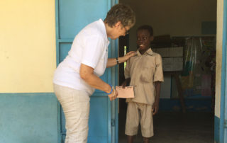 Margret Kopp trifft eines der Patenkinder in Kouma Apoti, Togo, Afrika