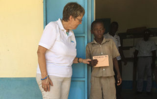 Margret Kopp trifft eines der Patenkinder in Kouma Apoti, Togo, Afrika