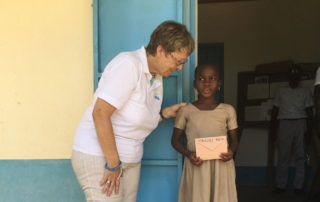 Margret Kopp trifft eines der Patenkinder in Kouma Apoti, Togo, Afrika