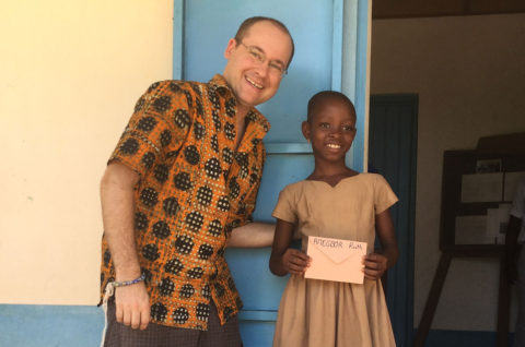 Andy Kopp trifft ein Patenkind in Kouma Apoti, Togo, Afrika