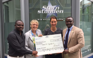 Scheckübergabe Sternstunden an Aktion PiT - Togohilfe, v.l. Atitso Degboevi (Aimes-Afrique), Margret Kopp (Aktion PiT - Togohilfe), Marianne Lüddeckens (Sternstunden), Dr. Michel Kodom (Aimes-Afrique)