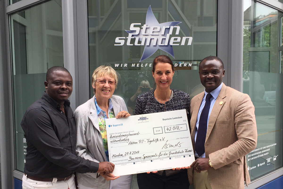 Scheckübergabe Sternstunden an Aktion PiT - Togohilfe, v.l. Atitso Degboevi (Aimes-Afrique), Margret Kopp (Aktion PiT - Togohilfe), Marianne Lüddeckens (Sternstunden), Dr. Michel Kodom (Aimes-Afrique)