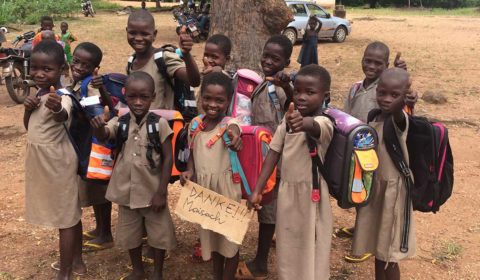 Die Kinder in Togo freuen sich über die aus Maisach gespendeten Schultaschen
