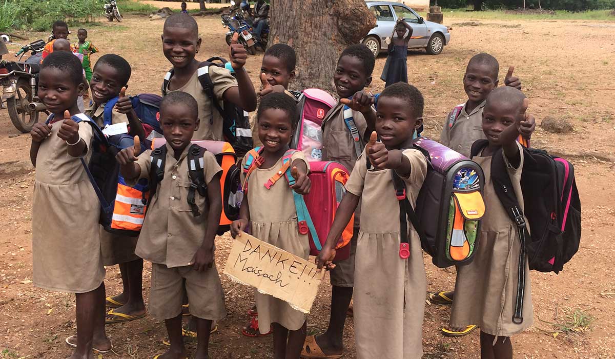 Die Kinder in Togo freuen sich über die aus Maisach gespendeten Schultaschen
