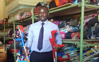 Dr. Kodom von Aimes-Afrique mit den Krücken für die Hüftoperationen in Togo