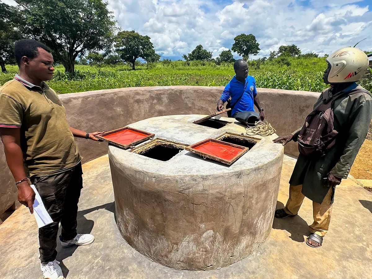 Brunnen mit verschließbaren Öffnungen