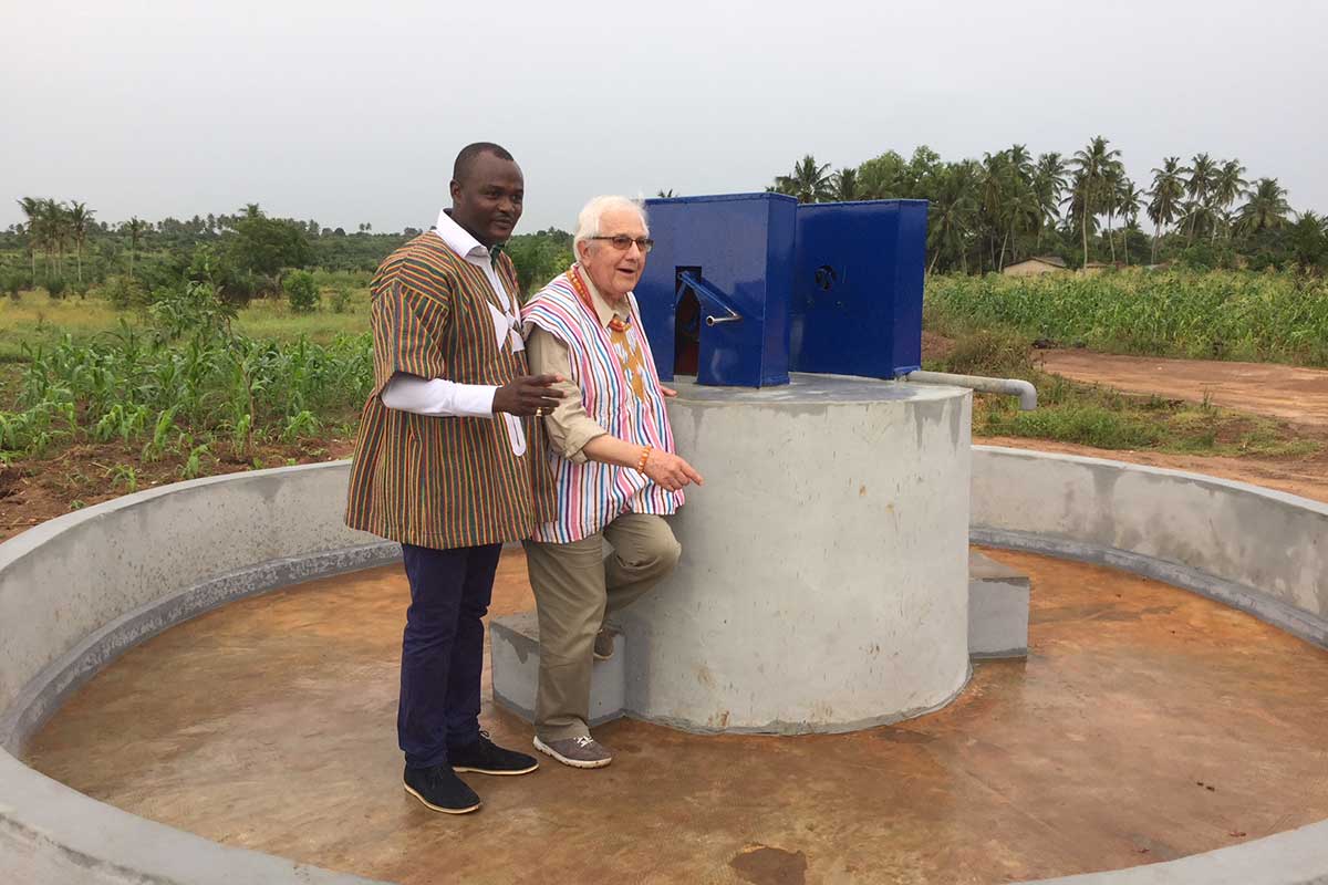 Dr. Kodom (Aimes-Afrique) mit Alfred Aubele beim neuen Brunnen