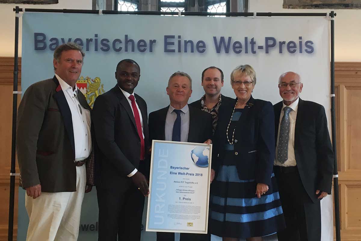 v.l.: Ernst Lehrer (Schatzmeister Aktion PiT), Dr. Michel Kodom (Präsident Aimes-Afrique), Klaus Steiner (MdL), Andy Kopp (Aktion PiT), Margret Kopp (Vorsitzende Aktion PiT), Christian Kopp (stellv. Vorsitzender Aktion PiT)