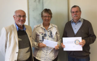 v.l. Christian Kopp, Margret Kopp (Vorsitzende von Aktion PiT - Togohilfe e.V.), Helmut Baumann (Präsident Rotary-Club Bayerwald)