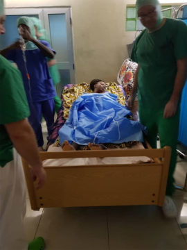Die Patientin kann sich auf einem von Aktion PiT-Togohilfe gespendeten Bett von der OP erholen.