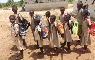Die Kinder in Togo freuen sich über die Schultaschen aus Deutschland