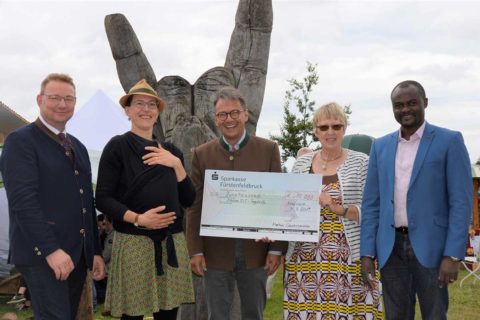 v.l.: Bgm. Hans Seidl, Martina Schwarzmann mit ihrem jüngsten Nachwuchs, Landrat Thomas Karmasin, Vereinsvorsitzende Margret Kopp, Projektpartner Dr. Michel Kodom