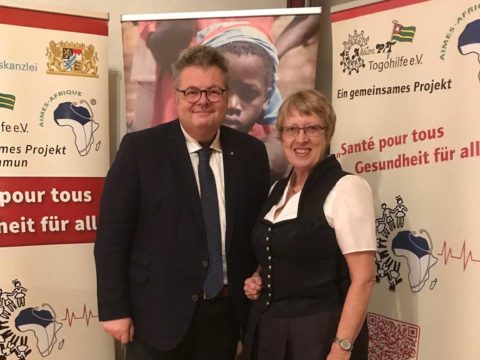 Der Landtagsabgeordnete Alex Dorow mit Margret Kopp