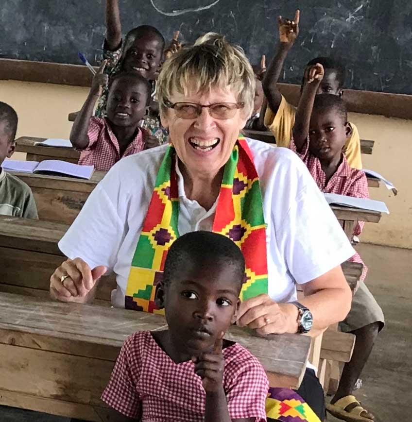 Margret Kopp lachend in einer Schule in Togo