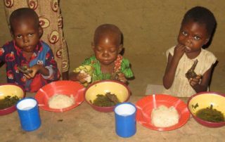 Kinder in Afrika beim essen