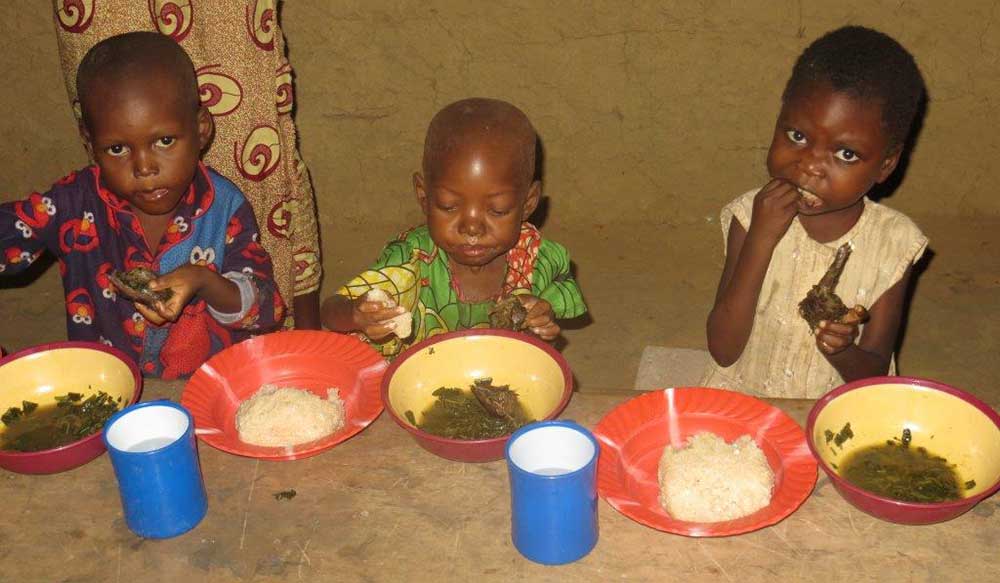 Kinder in Afrika beim essen