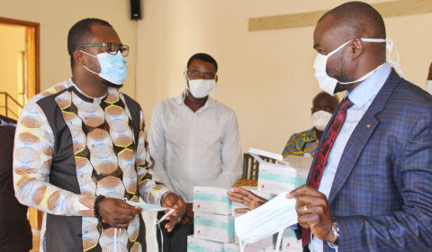 Dr. Michel Kodom von Aimes-Afrique verteilt Masken
