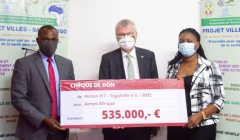 Scheckübergabe in Togo v.l.: Dr. Michel Kodom (Aimes-Afrique), S.E. Matthias Veltin (deutscher Botschafter in Togo), Elbine Ditoma (Aktion PiT)