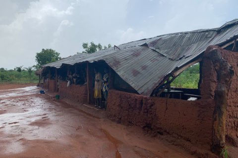 Das kaputte Dach der Schule in Adjedakope