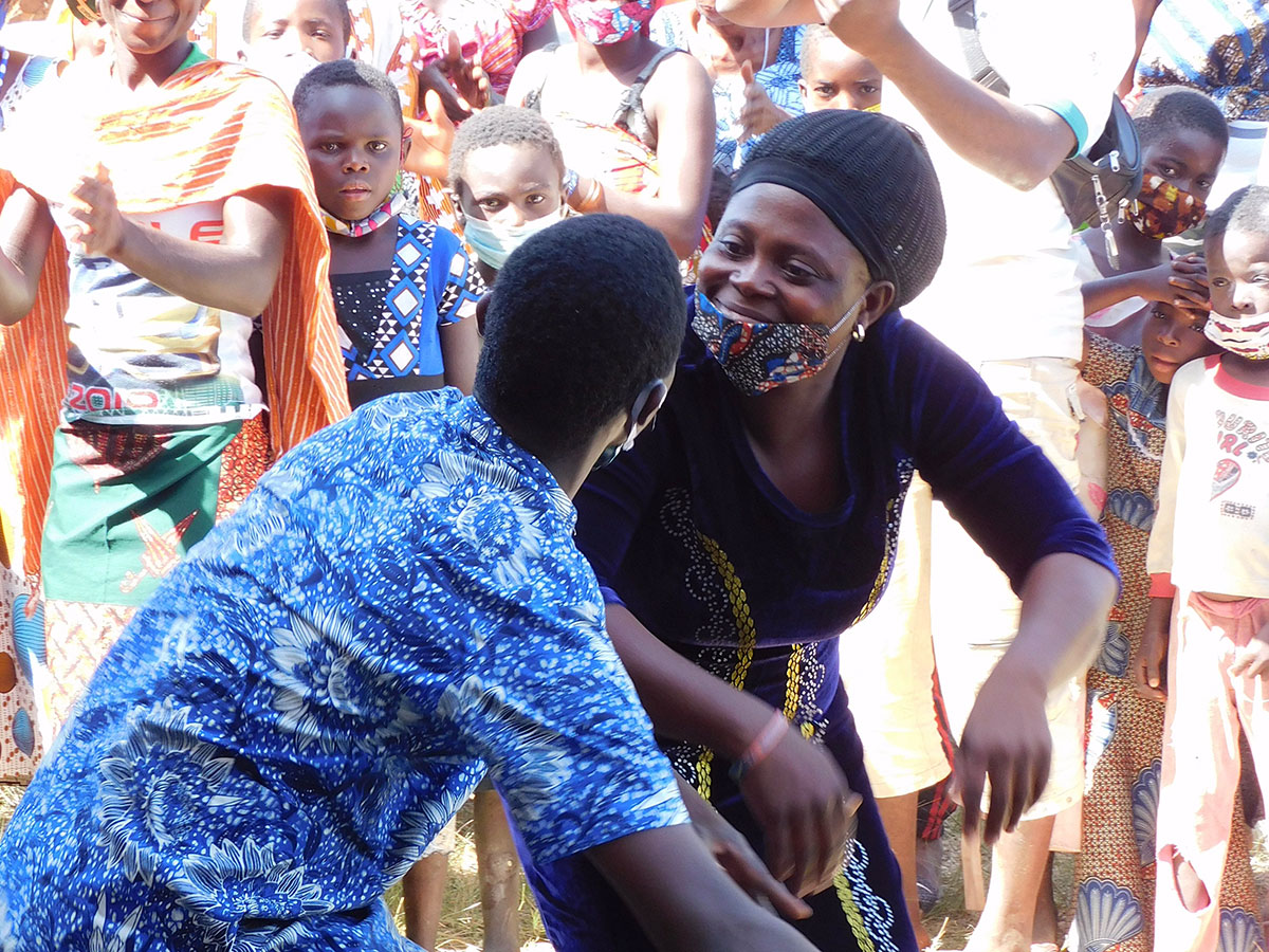 DSCN0145 Die Kinder in Djegbakondji freuen sich über unseren Besuch