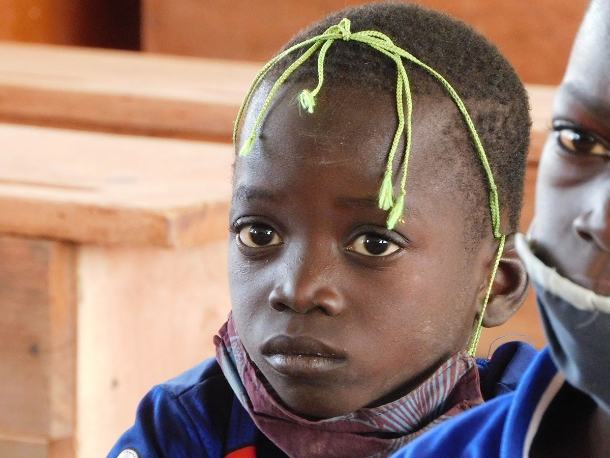 DSCN0285 Kinder in Togo lachen und zeigen den Daumen nach oben