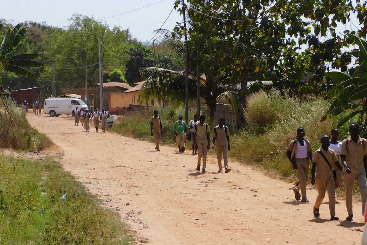 Kinder auf dem Weg zur Schule