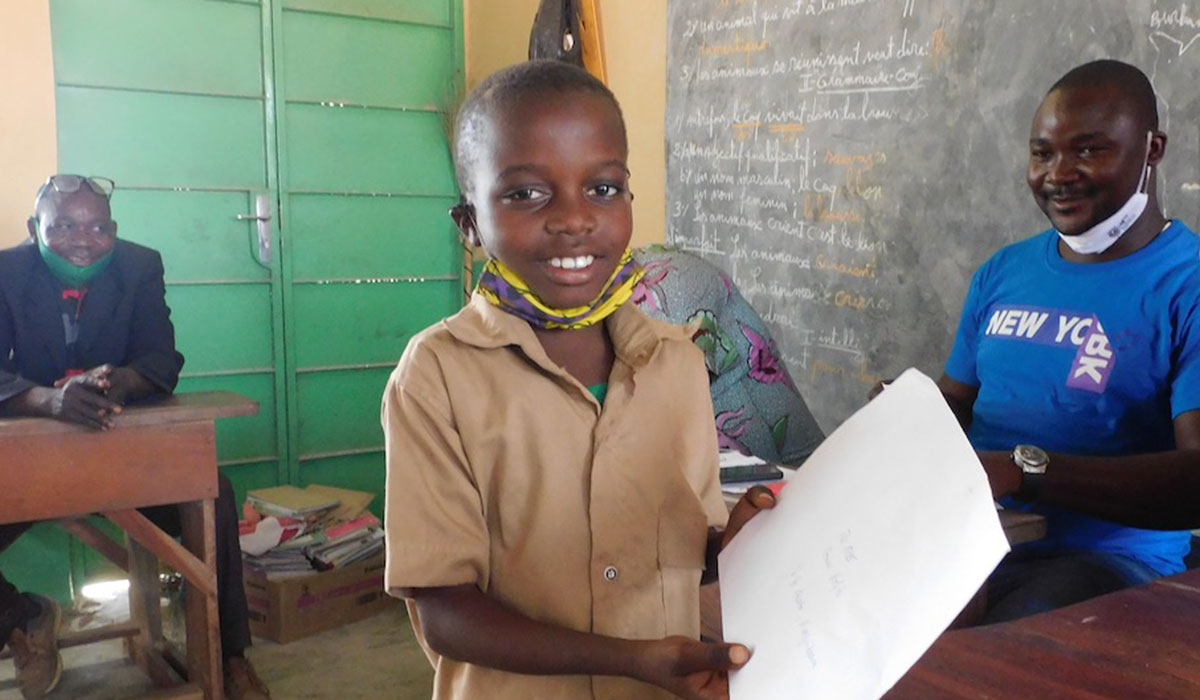 Briefübergabe in Togo an eines unserer Patenkinder
