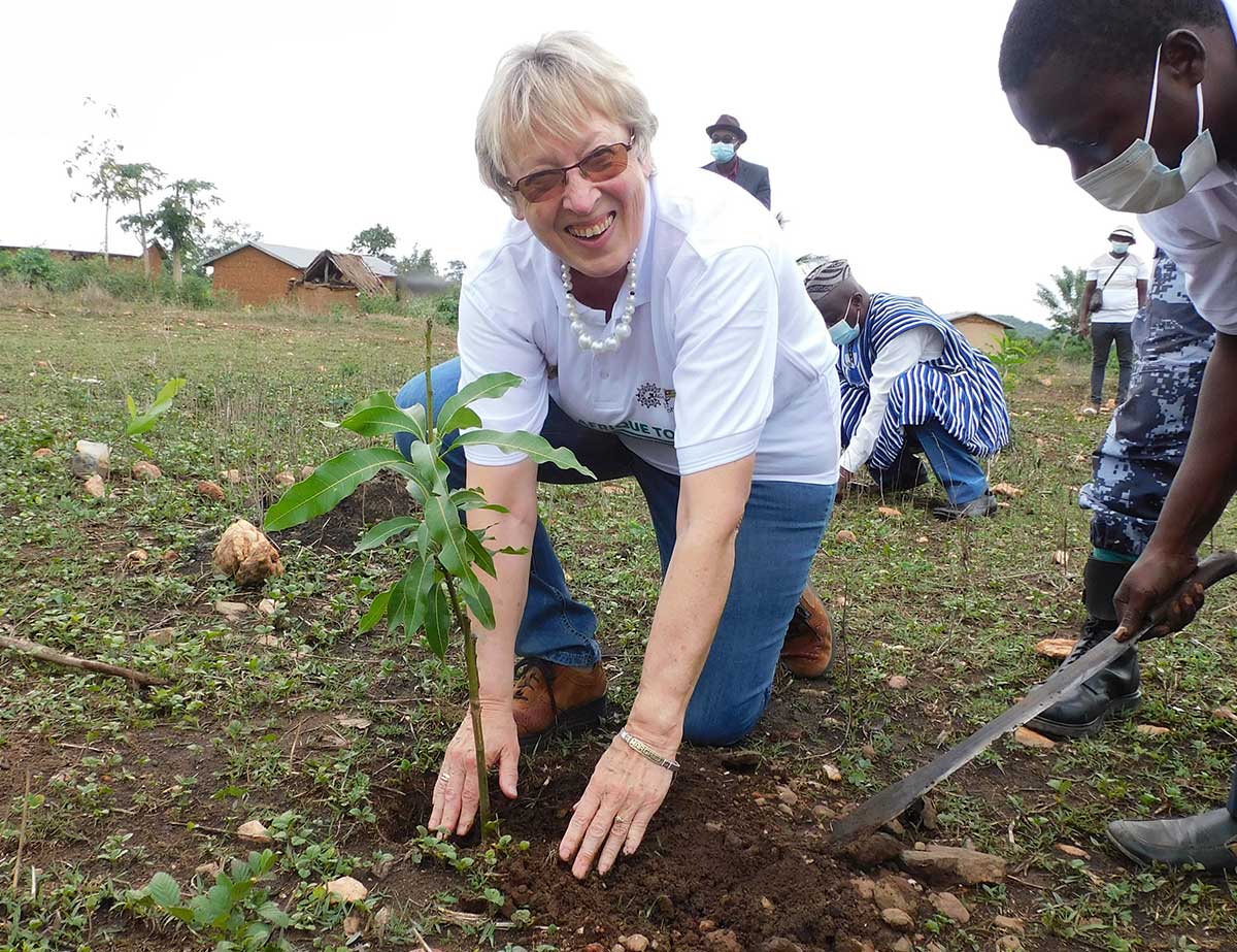 Margret Kopp pflanzt einen Mango-Baum in Illico