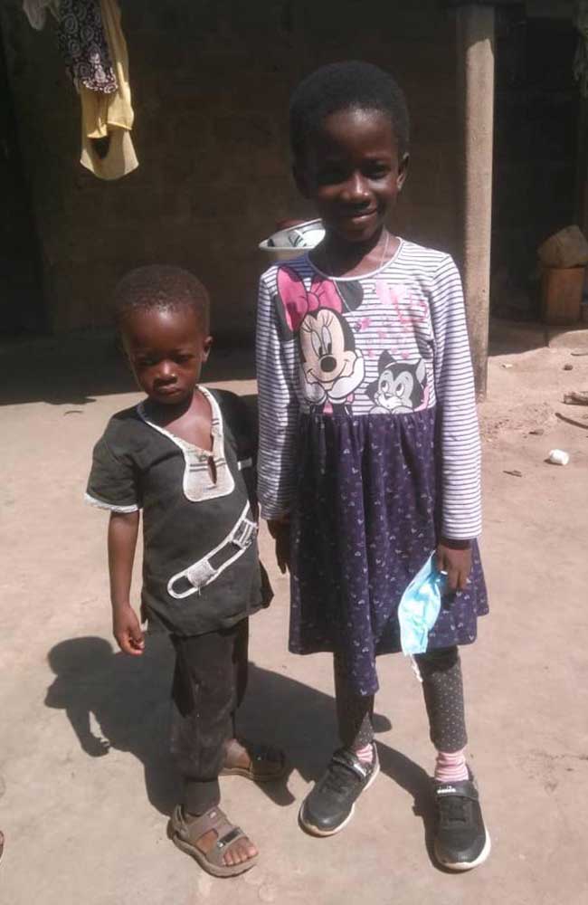 Madeleine zurück in Togo mit Ihrem Bruder