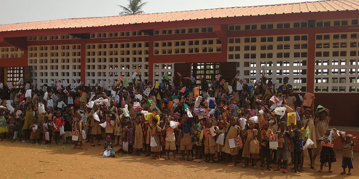 Kinder vor der Schule in Zooti