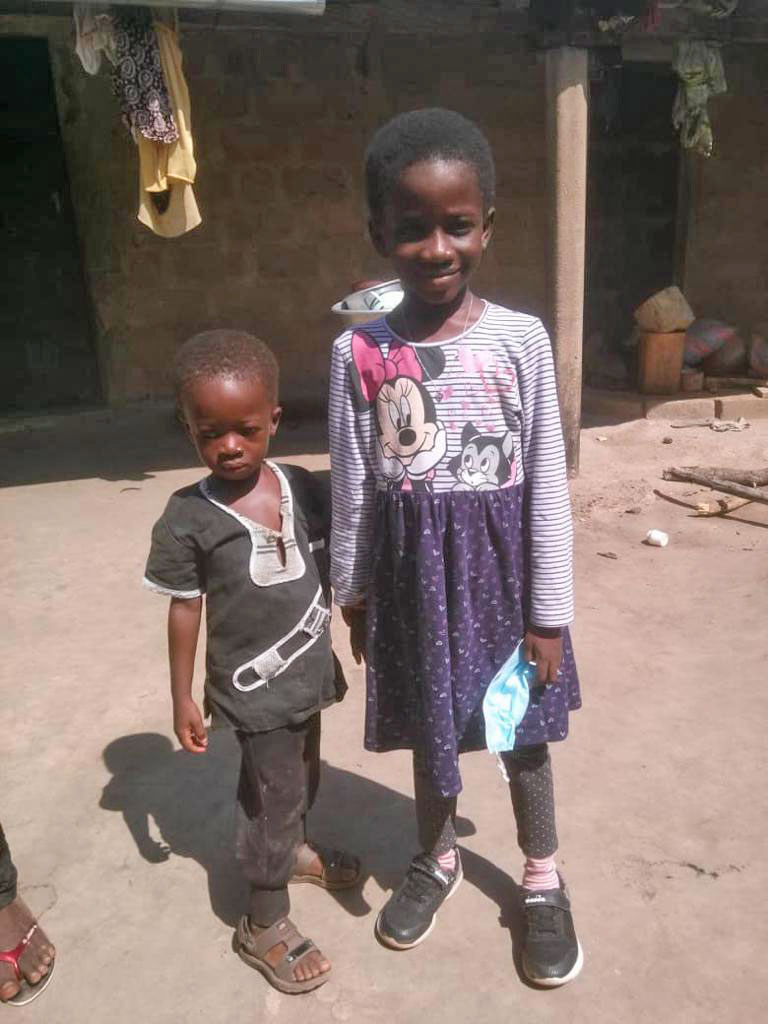 Madeleine mit ihrem Bruder zurück in Togo