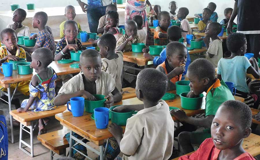 Viele Kinder in der Schulkantine in Togo beim essen