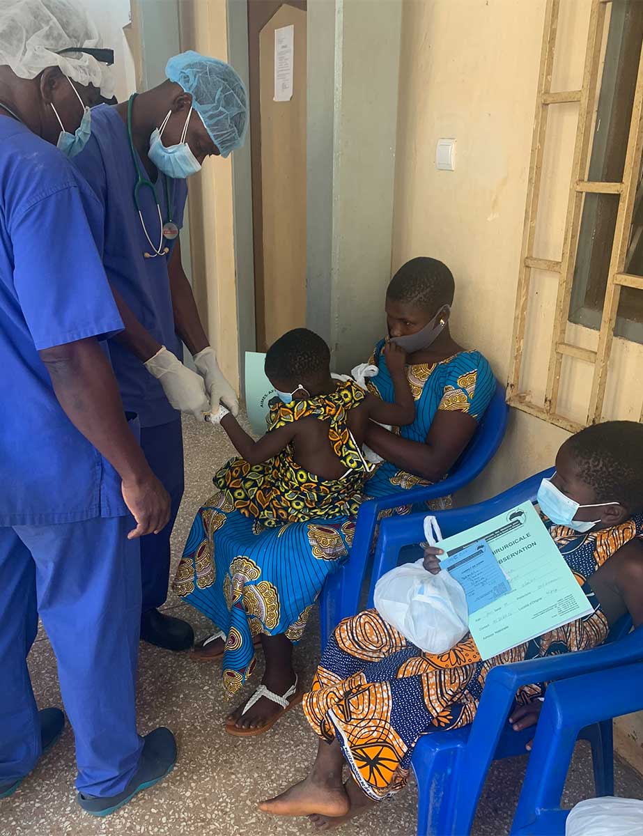 Valerie wird in Togo von Ärzten untersucht