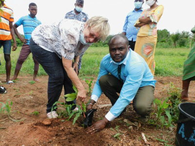 Margret Kopp und Dr. Michel Kodom pflanzen den Baum