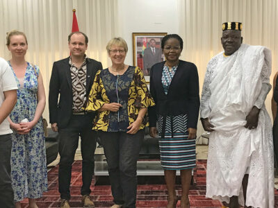 von Links: Verena Lenz, Andy Kopp, Margret Kopp, Premierministerin Victoire Tomegah Dogbé, Togbui Tonou von Zooti