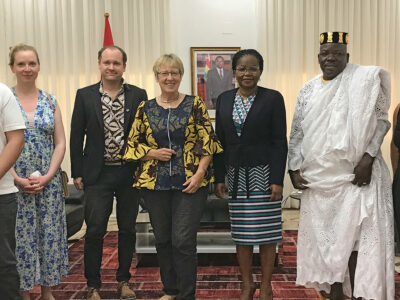 von Links: Verena Lenz, Andy Kopp, Margret Kopp, Premierministerin Victoire Tomegah Dogbé, Togbui Tonou von Zooti