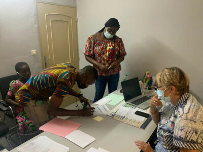 Im unserem Büro in Lomé bei der Übergabe des Patenschaftsbeitrags