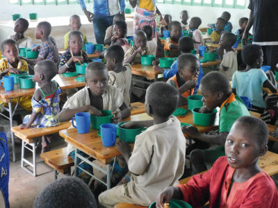 Kinder essen in der Schulkantine