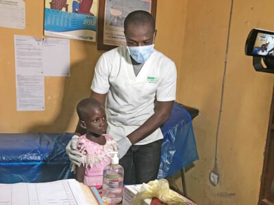 Madeleine mit einem Arzt in Togo